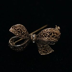VINTAGE Brass bow pin brooch with rhinestones